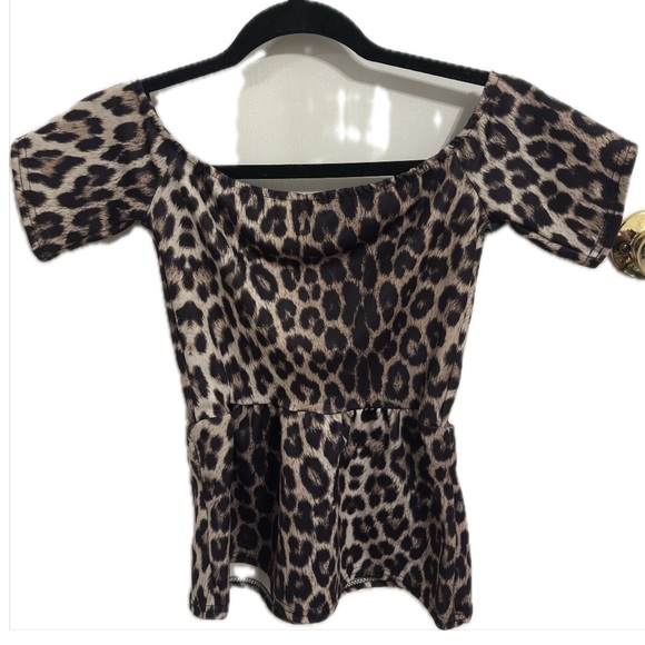 Leopard Print Off-Shoulder Top - Picture 2 of 3